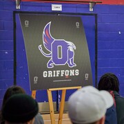 Le porte-parole du Cégep de l'Outaouais Simon Desjardins présente le nouveau logo aux étudiants.