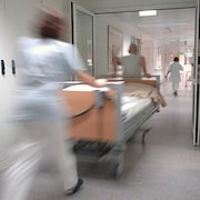 Des infirmières passent dans un couloir d'un hôpital de Winnipeg.