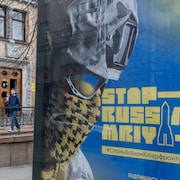 Une des nombreuses affiches qui font la promotion des forces armées ukrainiennes à Kiev.