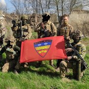 Des combattants de la Brigade normande et leur drapeau