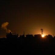 De la fumée se dégage lors d'un bombardement israélien sur Rafah, dans le sud de la bande de Gaza, le 12 février 2024.