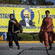 Une bannière jaune du référendum sur la création du Khalistan. Elle a été photographiée le 18 septembre 2023.  