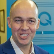 Plan rapproché de Guy Nantel devant le logo du PQ.