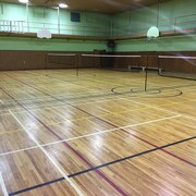 Un gymnase avec des filets de badminton.