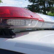 Les gyrophares d'un véhicule de police sont éteints.