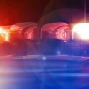 Les gyrophares d'une voiture de police sont allumés.