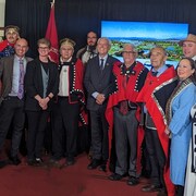 Des représentants de la province et de la nation Haida à l'Assemblée législative après l'adoption du projet de loi. 