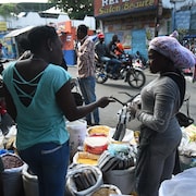 Le calme relatif s'est poursuivi dimanche dans la capitale de Port-au-Prince, permettant aux citoyens de sortir faire des courses. 