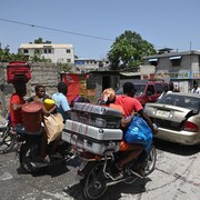 Des résidents évacuent la commune de Carrefour Feuilles à Port-au-Prince.