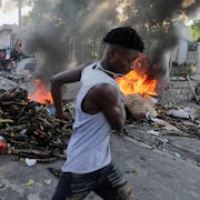 Un Haïtien dans le cadre d'une manifestation.