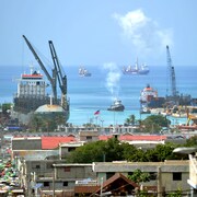 Plusieurs bateaux sont ancrés au port commercial de Port-au-Prince, la capitale d'Haïti.
