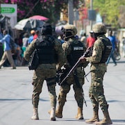 Des officiers armés dans une rue de Port-au-Prince.