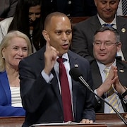 Hakeem Jeffries prononce un discours à la Chambre des représentants.