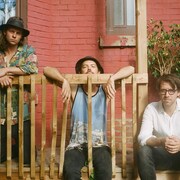 Conner Molander, Devon Portielje et Dylan Phillips, du groupe Half Moon Run, posent sur un balcon.