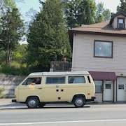 Un multiplex au bord d'une route.