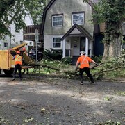 Une équipe nettoie les rues d'Halifax, dimanche, après le passage de la tempête Lee.