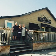 Le Happy Nun Café et ses propriétaires à l'été 2015