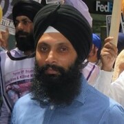 Hardeep Singh Nijjar entouré de manifestants.