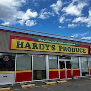 La devanture de Hardy’s Produce, un commerce de fruits et de légumes. 
