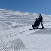 Deux personnes sur une piste de station de ski de Saskatoon Optimist Hill.