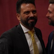Le député solidaire de Maurice-Richard Haroun Bouazzi aux côtés du co-porte-parole de Québec solidaire, Gabriel Nadeau-Dubois.