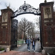 Des étudiants marchent sur le campus de l'Université Harvard.