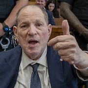 Harvey Weinstein lève le pouce en l'air.