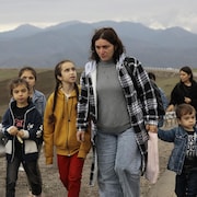 Des réfugiés arméniens de la région du Haut-Karabakh marchent le long d'une route vers la ville de Kornidzor dans la région du Syunik.