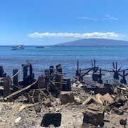 Des restes d'un immeuble vus au bord de la mer.