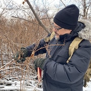 Un homme en hiver dans un milieu naturel dans l'est de Montréal.