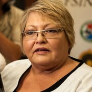 Heather Bear en train de répondre aux questions des journalistes.