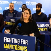 Heather Stefanson tient une conférence de presse le 2 octobre, entourée de candidats, dans le quartier général du Parti progressiste-conservateur, à Winnipeg.