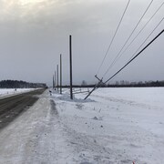 Des poteaux électriques se sont effondrés sous la force des vents et le poids de la neige à Hebertville-Station.