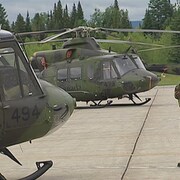 Des hélicoptères militaires.