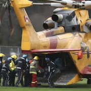 Des personnes coincées dans leur véhicule en raison des glissements de terrain ont été rescapées par hélicoptère.