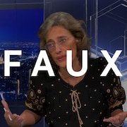 Alexandra Henrion-Caude en entrevue sur le plateau de TV Libertés. Le mot FAUX est superposé sur l'image.