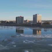 La rivière Saskatchewan Nord et des immeubles, le 25 mars 2024.