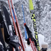 Des skis de fond posés sur un support au Club Mouski, à Sainte-Blandine.  
