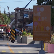 Un piéton et une cycliste sur la promenade Ontario.