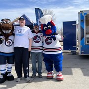 Des fans à côté des mascottes, le 11 avril au centre d'achat de Saint-Vital, à Winnipeg. 