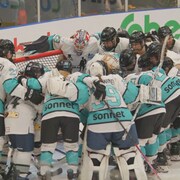 une équipe de hockey féminin dans un match