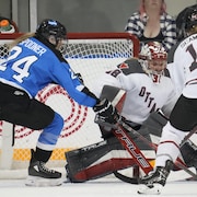 La hockeyeuse de Toronto Natalie Spooner en action.