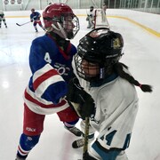 Deux hockeyeuses lors d'une mise en échec pendant le tournoi.