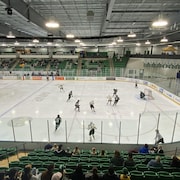 Au hockey féminin, les Huskies de l'Université de la Saskatchewan disputent un match  avec les Cougars de l'Université de Regina, à l'aréna de la Place Merlis-Belsher, à Saskatoon. 