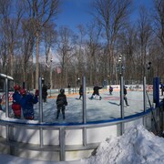 De jeunes joueurs de hockey s'entraînent sur la « patinoire de rêve ».
