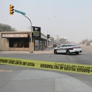 Une intersection où on voit Portage en haut, avec des marqueurs de la police le 12 mai 2024 à Winnipeg.
