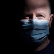 Un homme portant un masque.