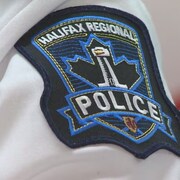 Le logo de la police régionale d'Halifax sur une manche de chemise.