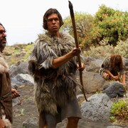 Deux hommes de Néandertal regardent une lance.