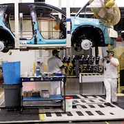 Des travailleurs assemblent un CR-V à l'usine d'Honda à Alliston le 5 avril 2023.